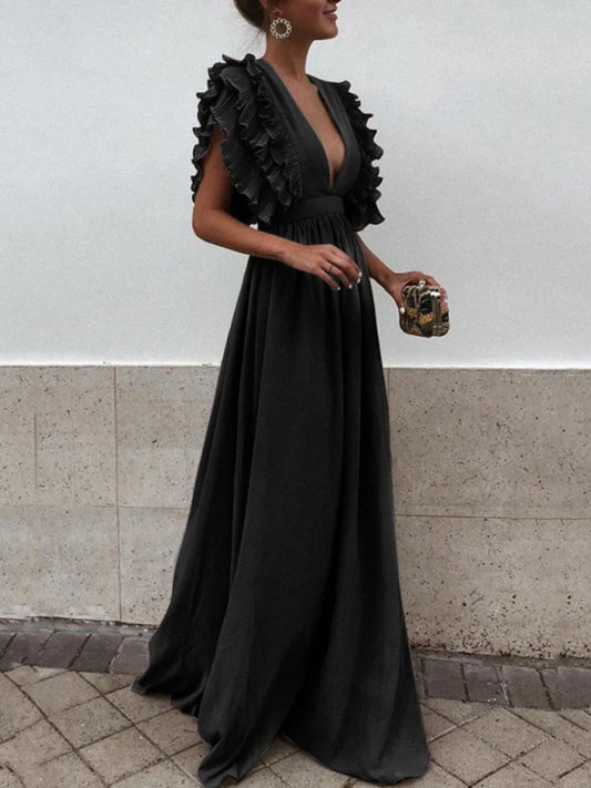 Elegantes langes Kleid mit tiefem Ausschnitt und kurzen Ärmeln mit Rüschen