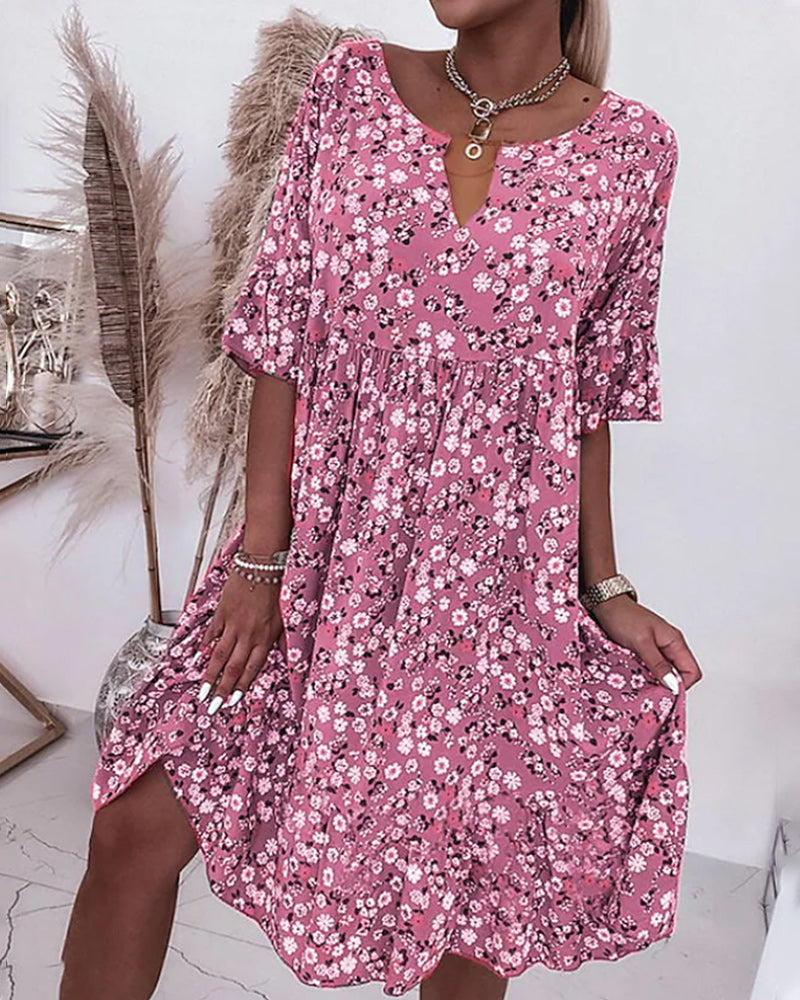 Elegantes Kleid mit halben Ärmeln aus geblümter Baumwolle