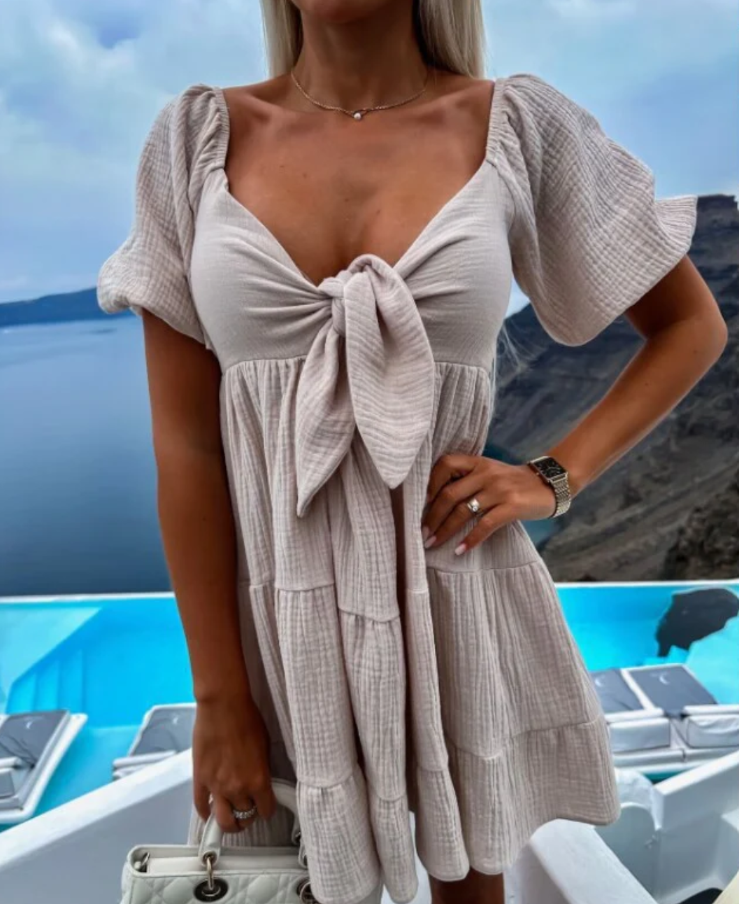 Bezauberndes Sommerkleid mit Knopfärmeln