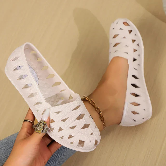 Modische flache Schuhe aus schwarzem Kunststoff