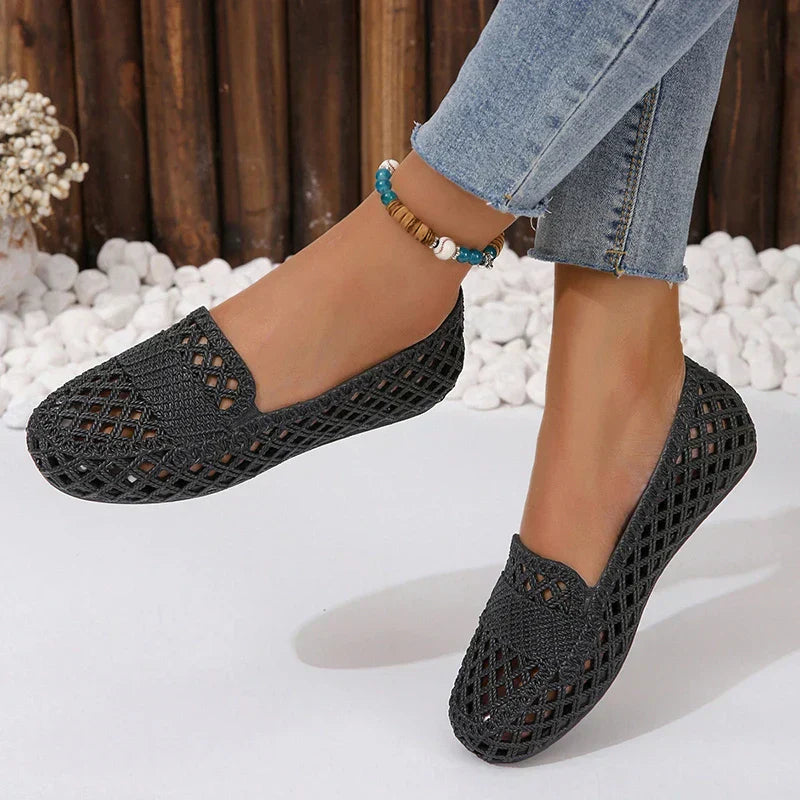 Modische flache Schuhe aus schwarzem Kunststoff