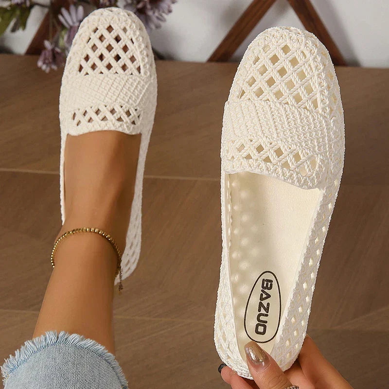 Modische flache Schuhe aus schwarzem Kunststoff