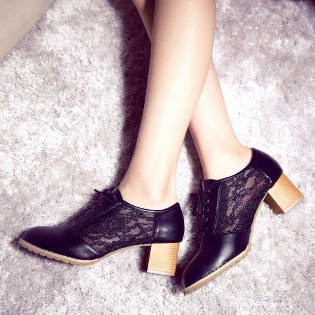 Klassische Schnürschuhe mit hohem Netzabsatz