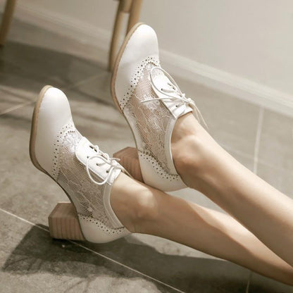 Klassische Schnürschuhe mit hohem Netzabsatz
