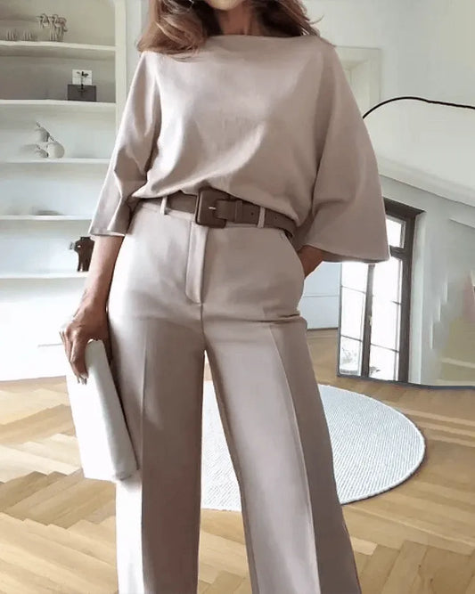 Stilvolle, tailliert geschnittene Hose mit eleganter Bluse
