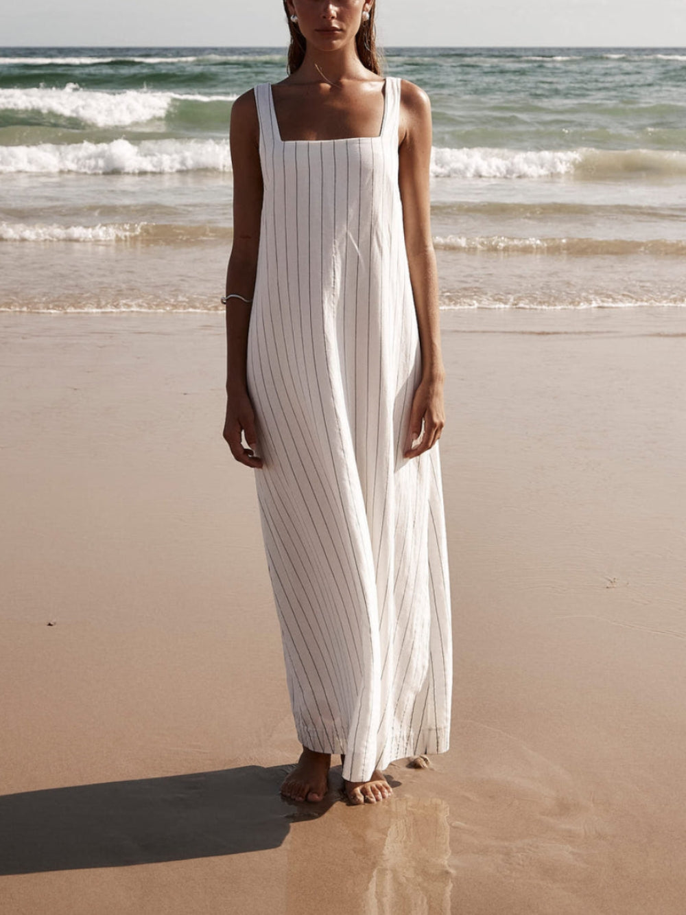 Clarabelle - Schlichtes, schönes Maxikleid mit Streifendetail und eckigem Ausschnitt