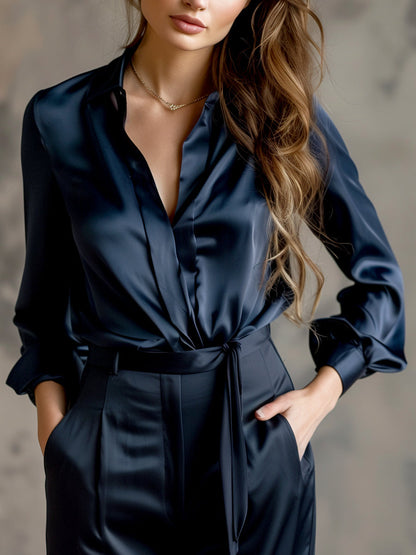 Elegante schwarze Satinbluse mit langen Ärmeln