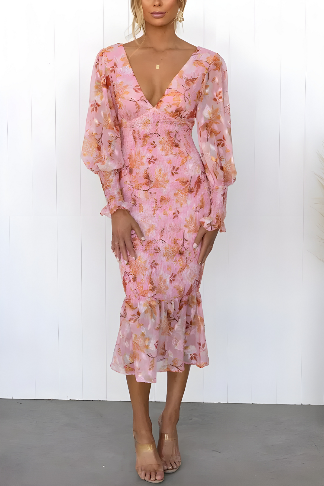 Fließendes Midikleid mit langen Ärmeln und zartem Blumendruck für einen eleganten Look
