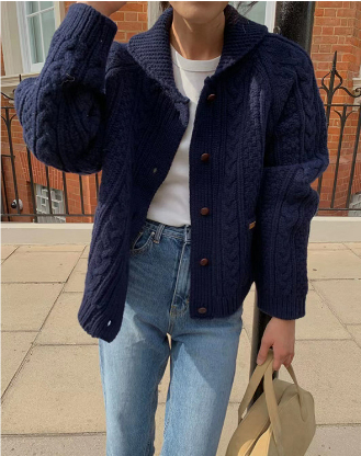 Bequeme Damenstrickjacke mit Knopfverschluss