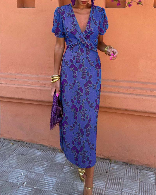 Midi-Kleid mit Blumenprint und V-Ausschnitt, ideal für jeden Anlass.