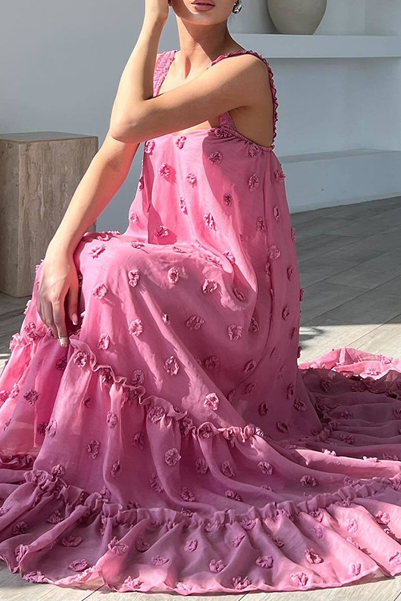 Blumenkleid mit mehreren Lagen und weitem Saum