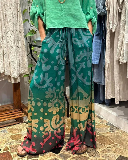 Zweiteiliges Set bestehend aus einem lässigen Oberteil und einer bedruckten Hose