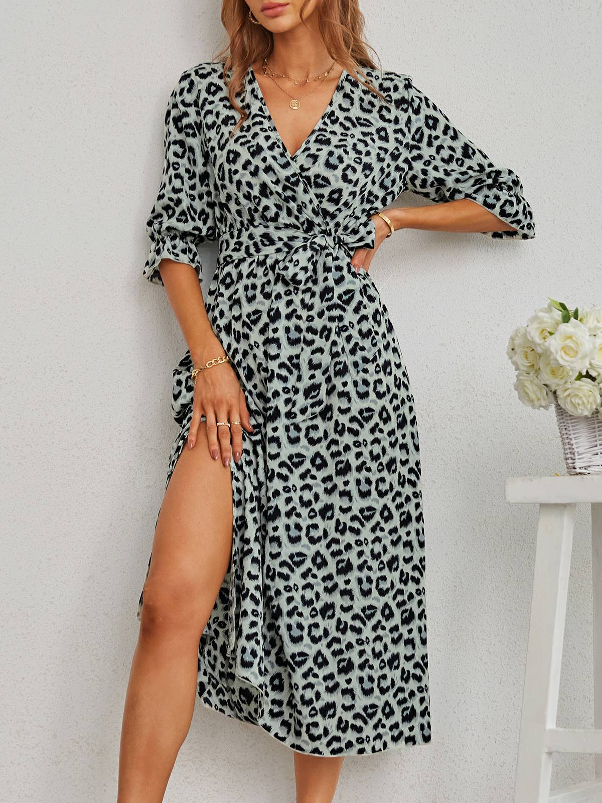 Kleid mit Leopardenmuster und Schlitz