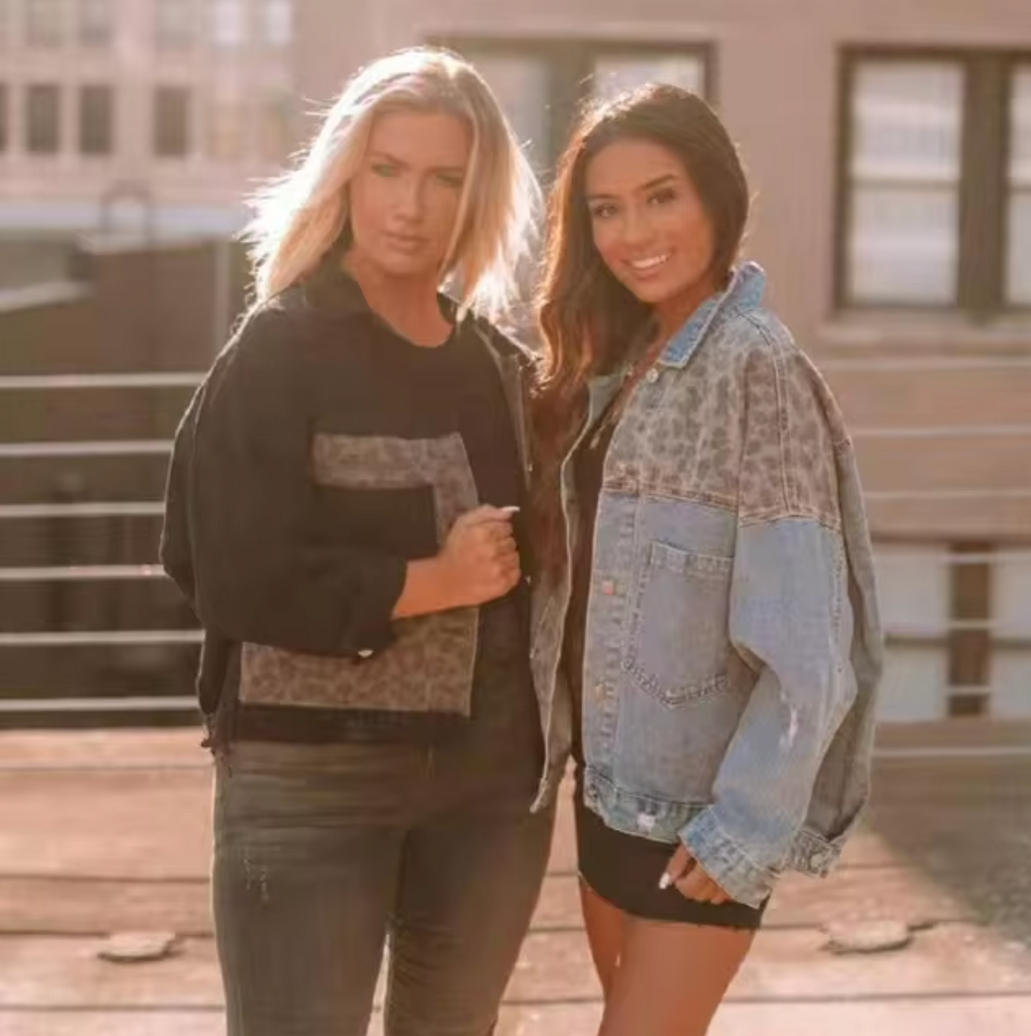 – Jeansjacke mit Leoparden-Patch