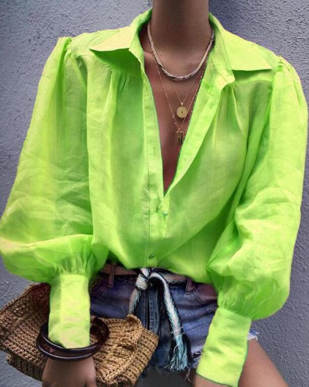 Lakonische Bluse mit tiefem Ausschnitt: die perfekte Kombination aus Komfort und Stil