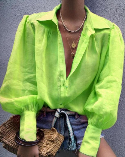 Lakonische Bluse mit tiefem Ausschnitt: die perfekte Kombination aus Komfort und Stil