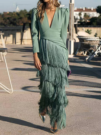 Langes Kleid mit langen Ärmeln, V-Ausschnitt und Volant am unteren Saum