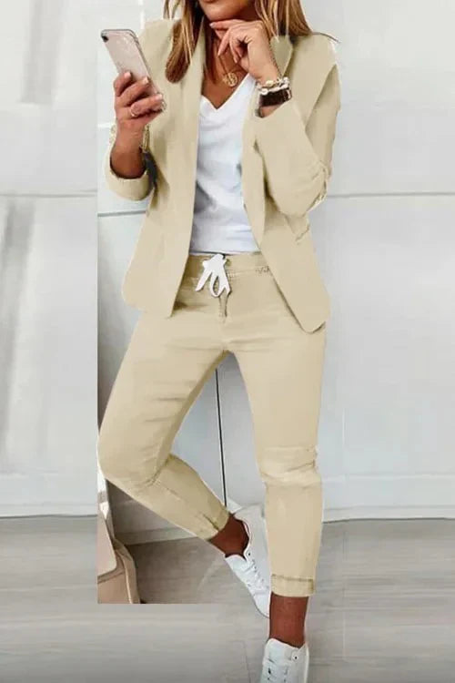 Langärmeliger Blazer und Hose