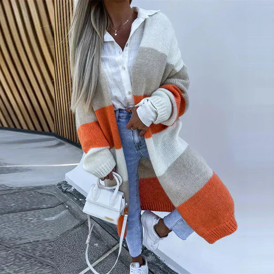Bequeme und elegante Strickjacke mit dreifarbigen Streifen