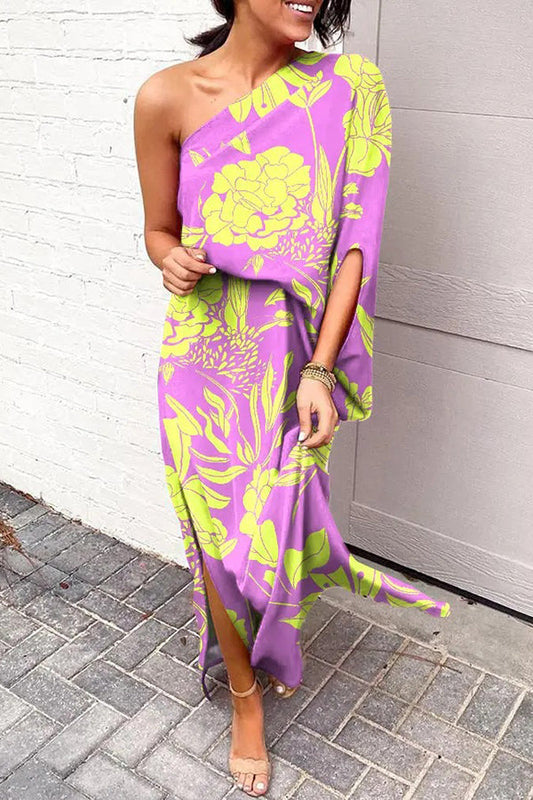 Asymmetrisches langes Kleid mit elegantem Print und Schlitz an der Seite
