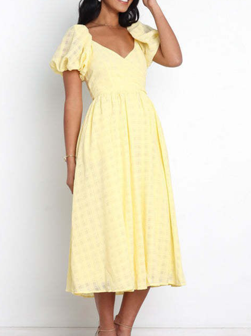 Kleid mit pastellfarbenem Rock, quadratischem Ausschnitt und modischer Trennnaht