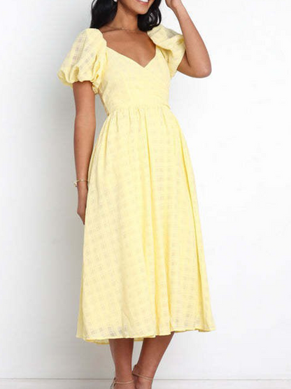Kleid mit pastellfarbenem Rock, quadratischem Ausschnitt und modischer Trennnaht