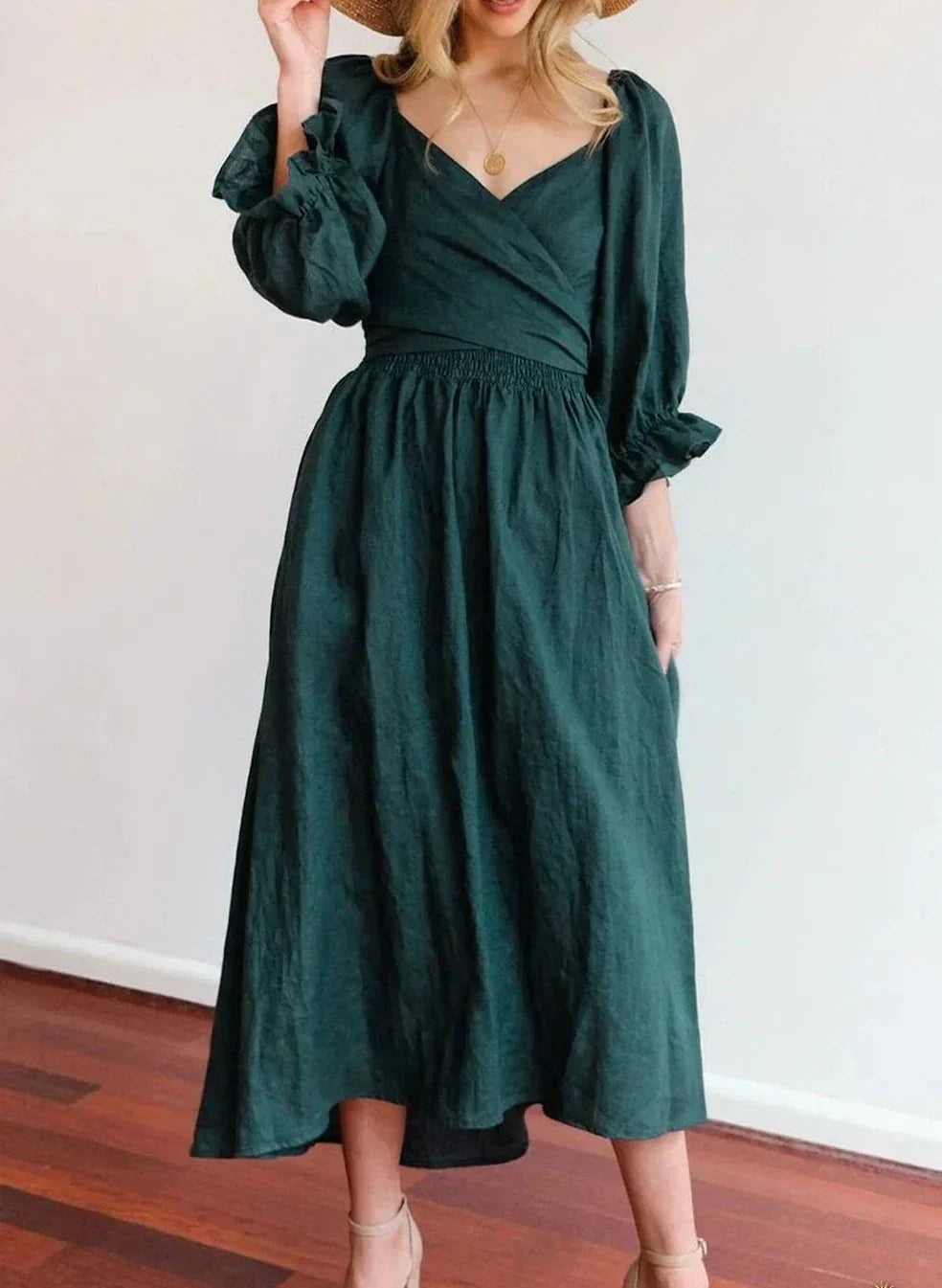 Elegantes Kleid im A-Linien-Schnitt mit quadratischem Ausschnitt und festen Rüschen