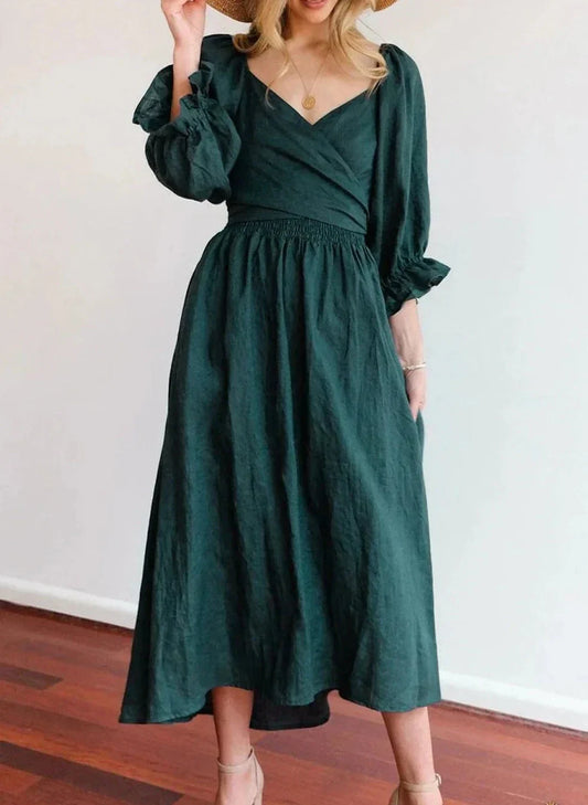 Elegantes Kleid im A-Linien-Schnitt mit quadratischem Ausschnitt und festen Rüschen