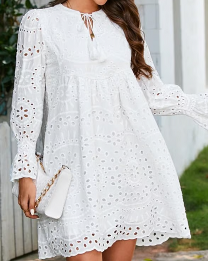 Kurzes Spitzenkleid mit zeitlosem Charme