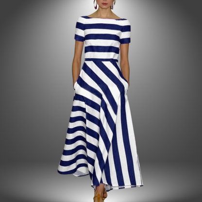 Elegantes langes Kleid mit Streifenmuster und kurzen Ärmeln