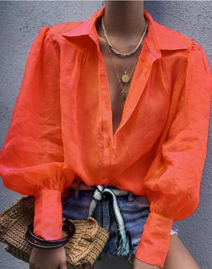 Lakonische Bluse mit tiefem Ausschnitt: die perfekte Kombination aus Komfort und Stil