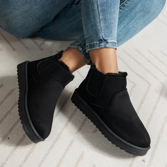 Minimalistische Frauenstiefel für jeden Tag