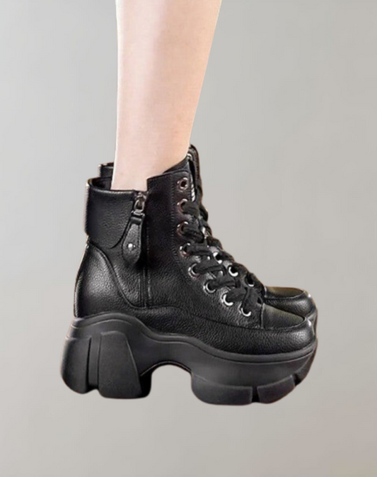 Stiefeletten mit hohen Absätzen und Schnürsenkeln - Mariette