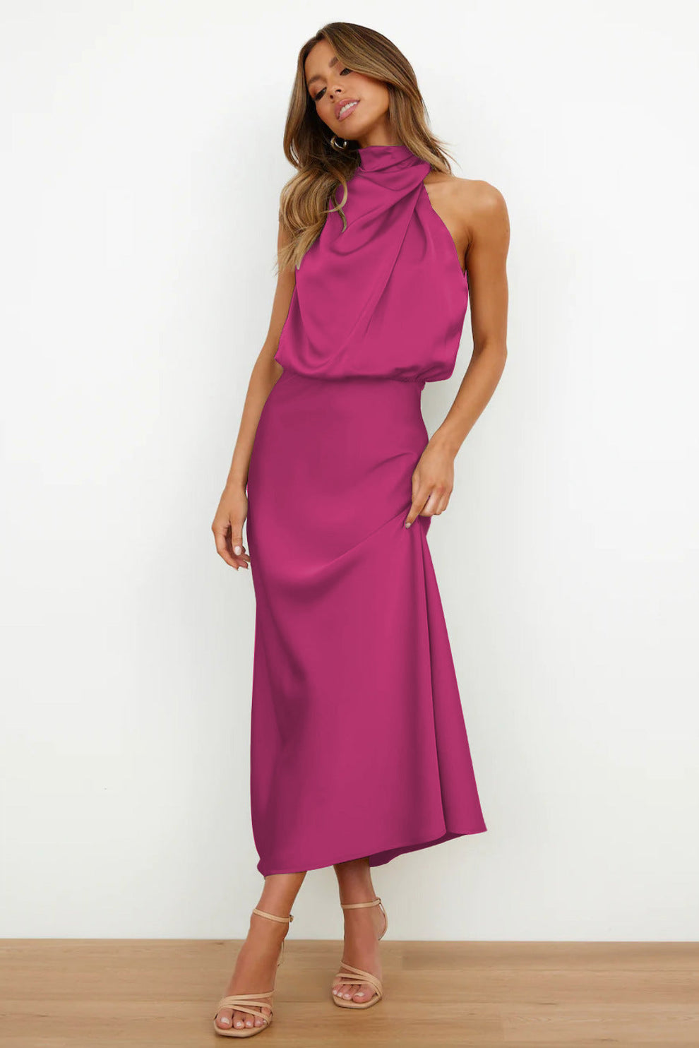 Elegantes langes Kleid mit asymmetrischem Ausschnitt und raffiniertem Design