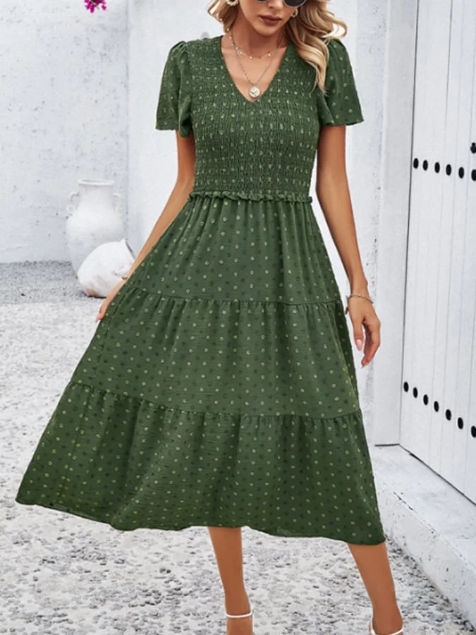 Kleid mit kurzen Ärmeln und V-Ausschnitt