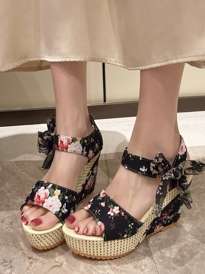 Natalia® | Hochhackige Sandalen mit geblümten Schnürsenkeln