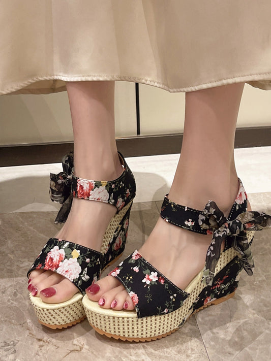 Natalia® | Hochhackige Sandalen mit geblümten Schnürsenkeln