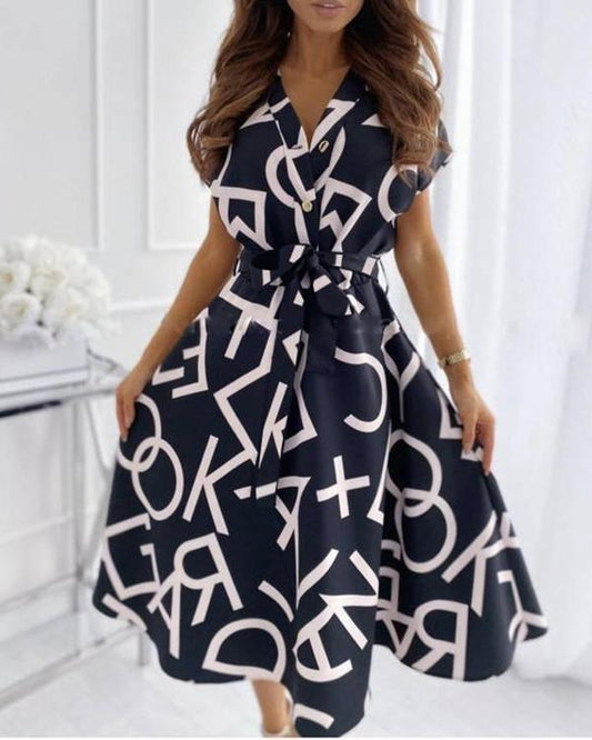Chenitta - Modisches Kleid mit großen Buchstaben