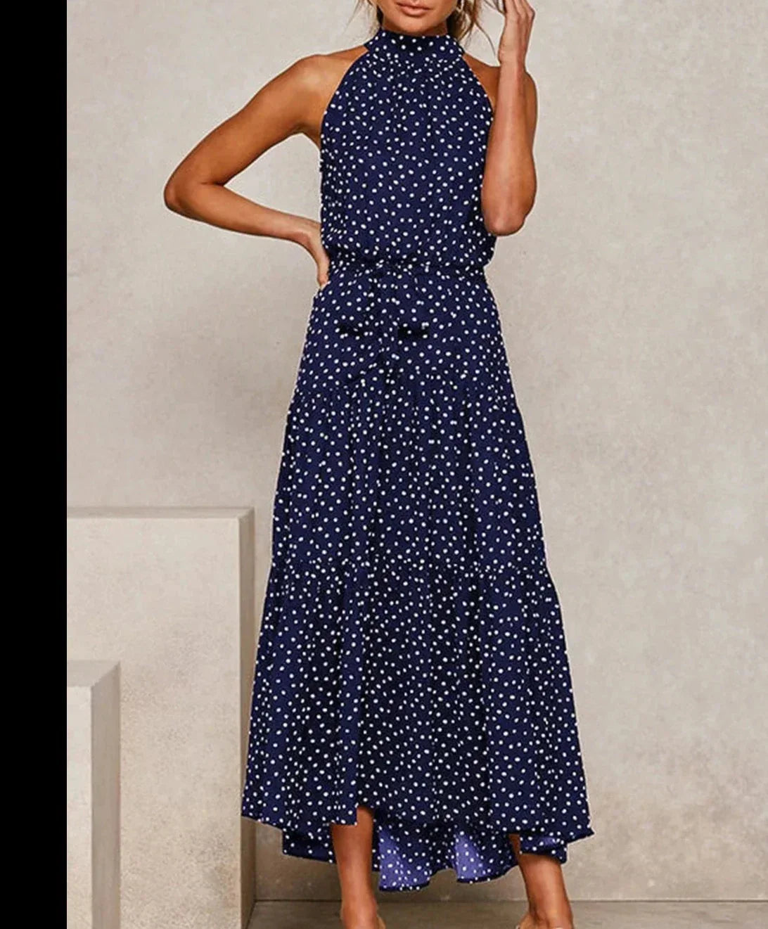 Langes Kleid mit Print und Schleife an der Taille