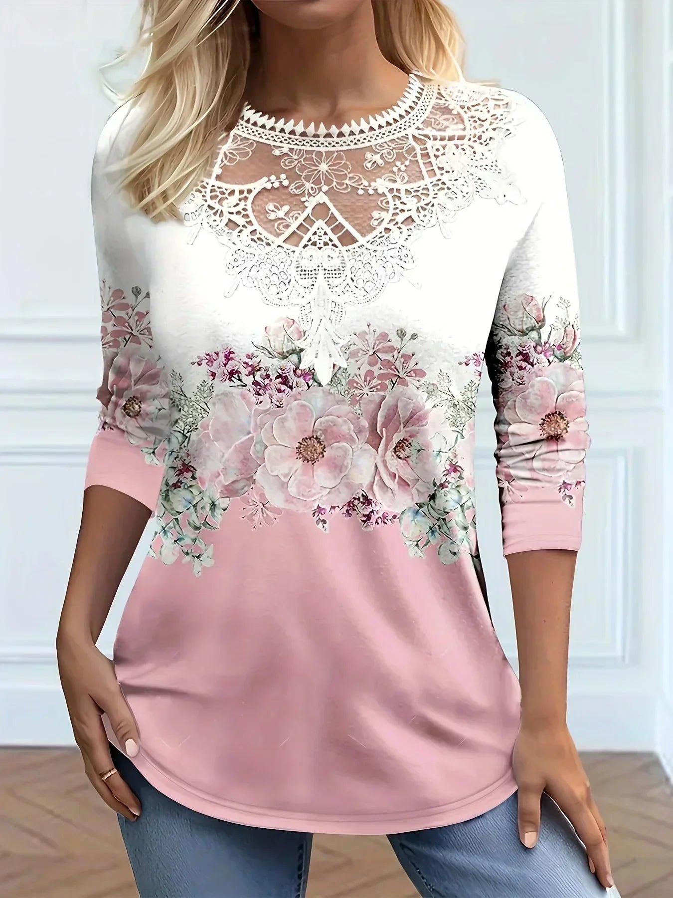 Sissy - T-Shirt mit Blumenmuster und Spitzendetails
