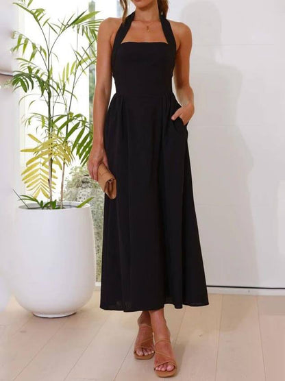 Schwarzes, halblanges Kleid mit halbem Ausschnitt und tailliertem Schnitt