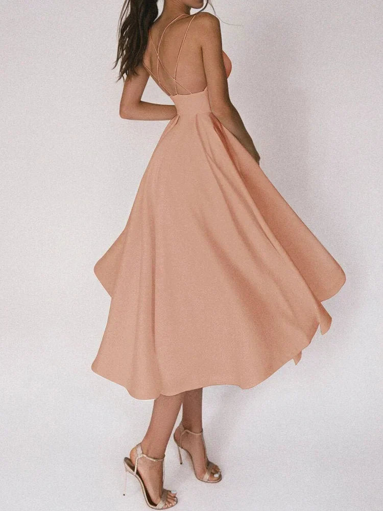 Elegantes trägerloses Kleid mit V-Ausschnitt