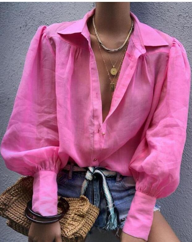 Lakonische Bluse mit tiefem Ausschnitt: die perfekte Kombination aus Komfort und Stil