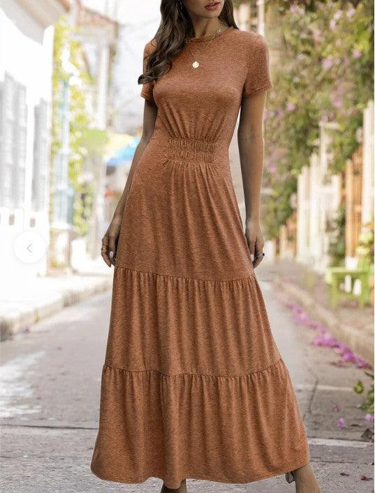 Großes, weit ausgestelltes Kleid mit kurzen Ärmeln und rundem Ausschnitt