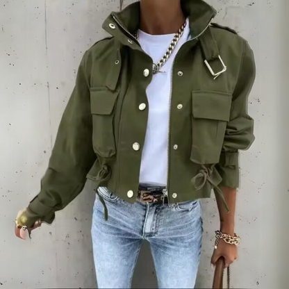 Eine eng anliegende, kuschelige Jacke mit Kapuze für die Fashionistas von heute