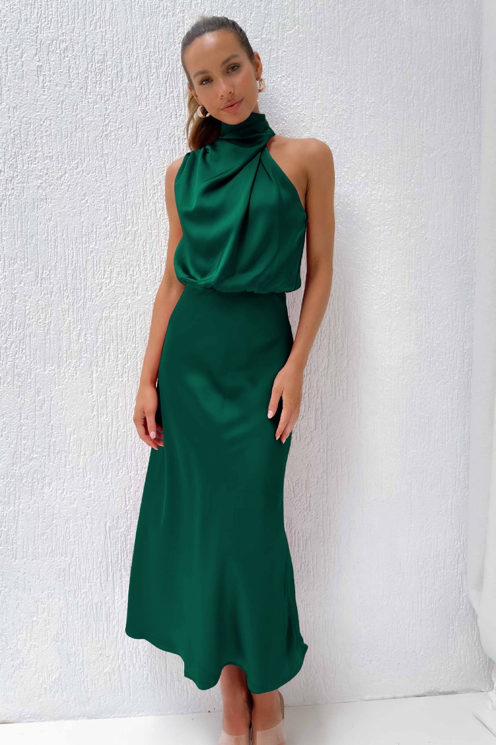 Elegantes langes Kleid mit asymmetrischem Ausschnitt und raffiniertem Design