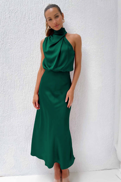 Elegantes langes Kleid mit asymmetrischem Ausschnitt und raffiniertem Design