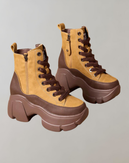 Stiefeletten mit hohen Absätzen und Schnürsenkeln - Mariette