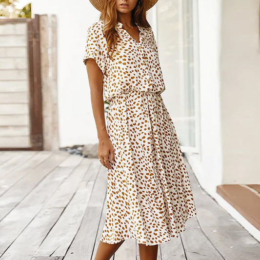 Sommerkleid mit kurzen Ärmeln und Pünktchenmuster