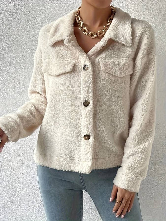 Flauschige Damenjacke mit Knopfverschluss